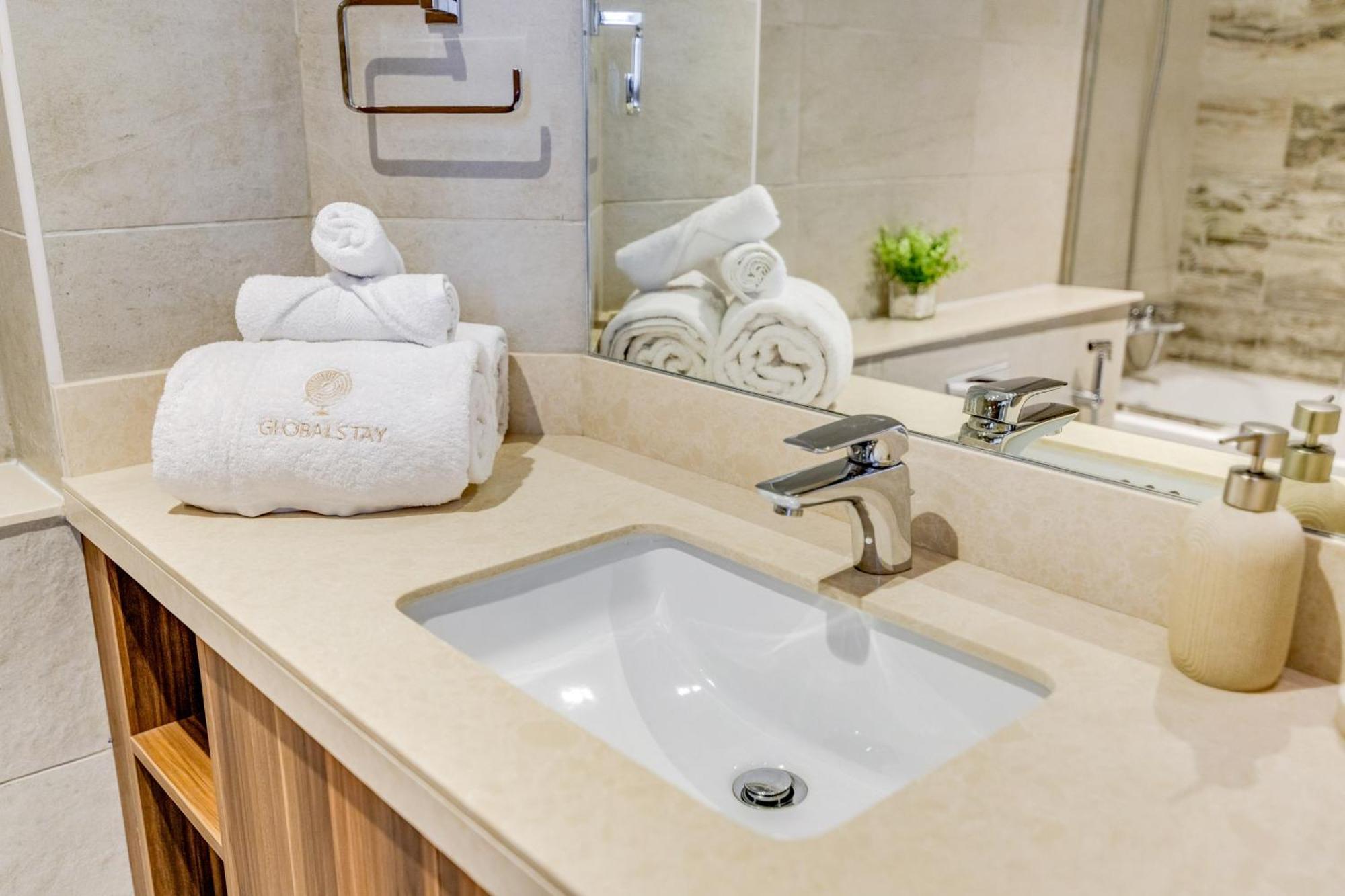 Luxury Azizi Mina Beachfront Apartments Dubai Exterior foto